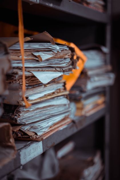 Stacks of documents on shelves, illustrating the limited memory an AI fits into its context window.